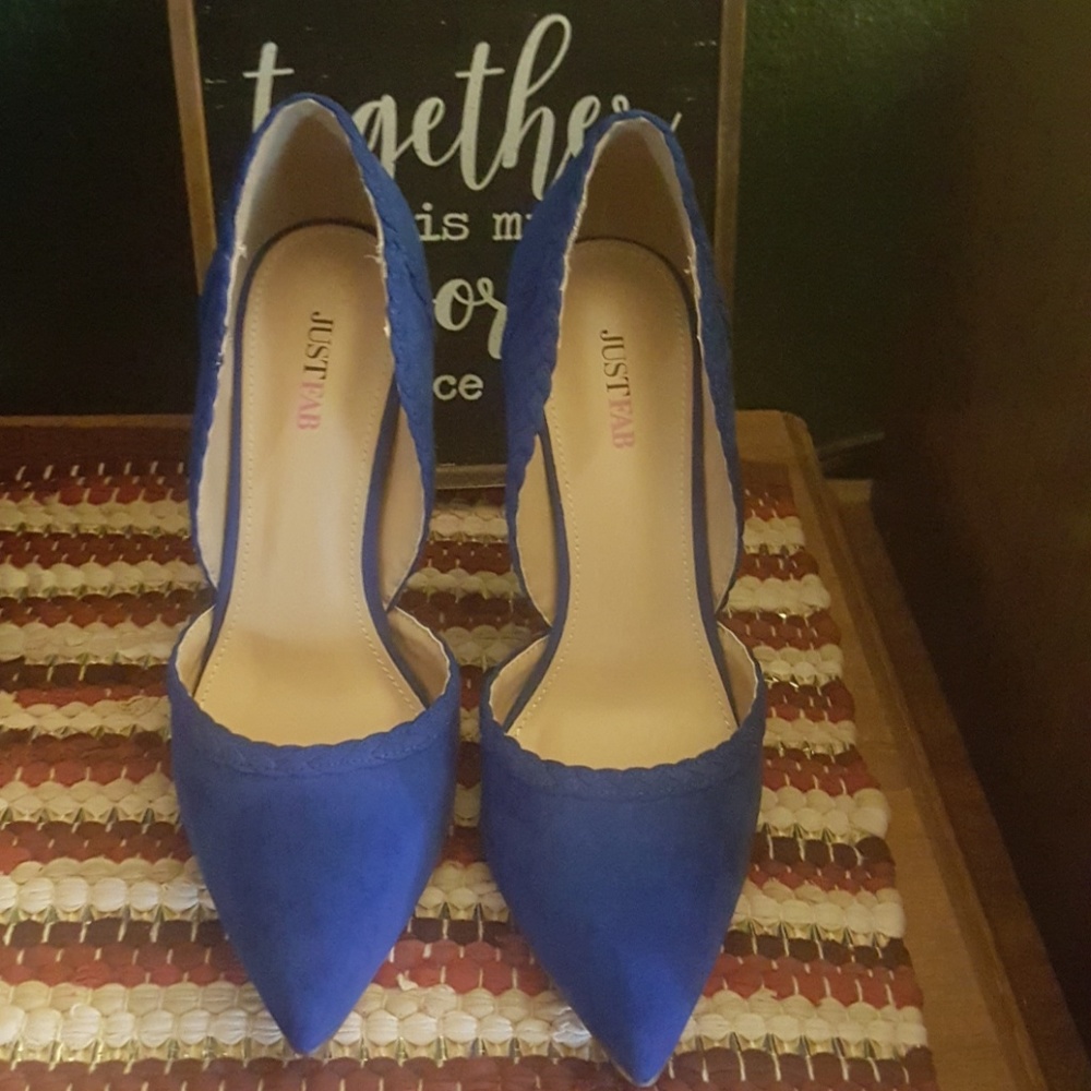 *NWOT* Gorgeous Cobalt Blue faux suede heels!
